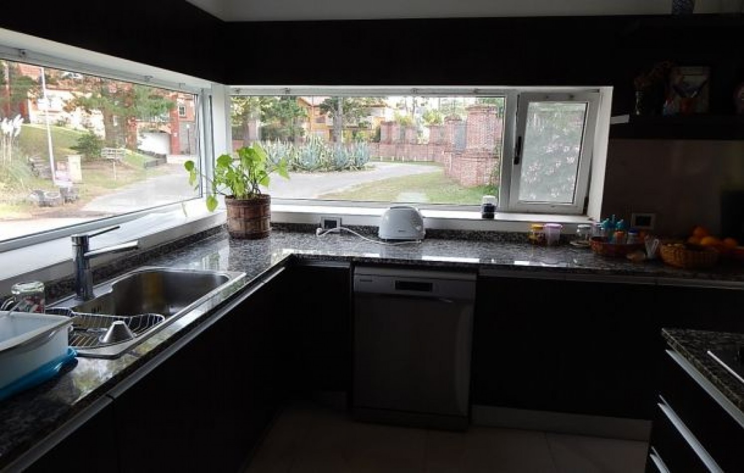 CASA AVENIDA DE LAS TRES CARABELAS Y DE LA DERIVA. CASA EN VENTA. 10 AMB., 4 DORM., 4 BANOS