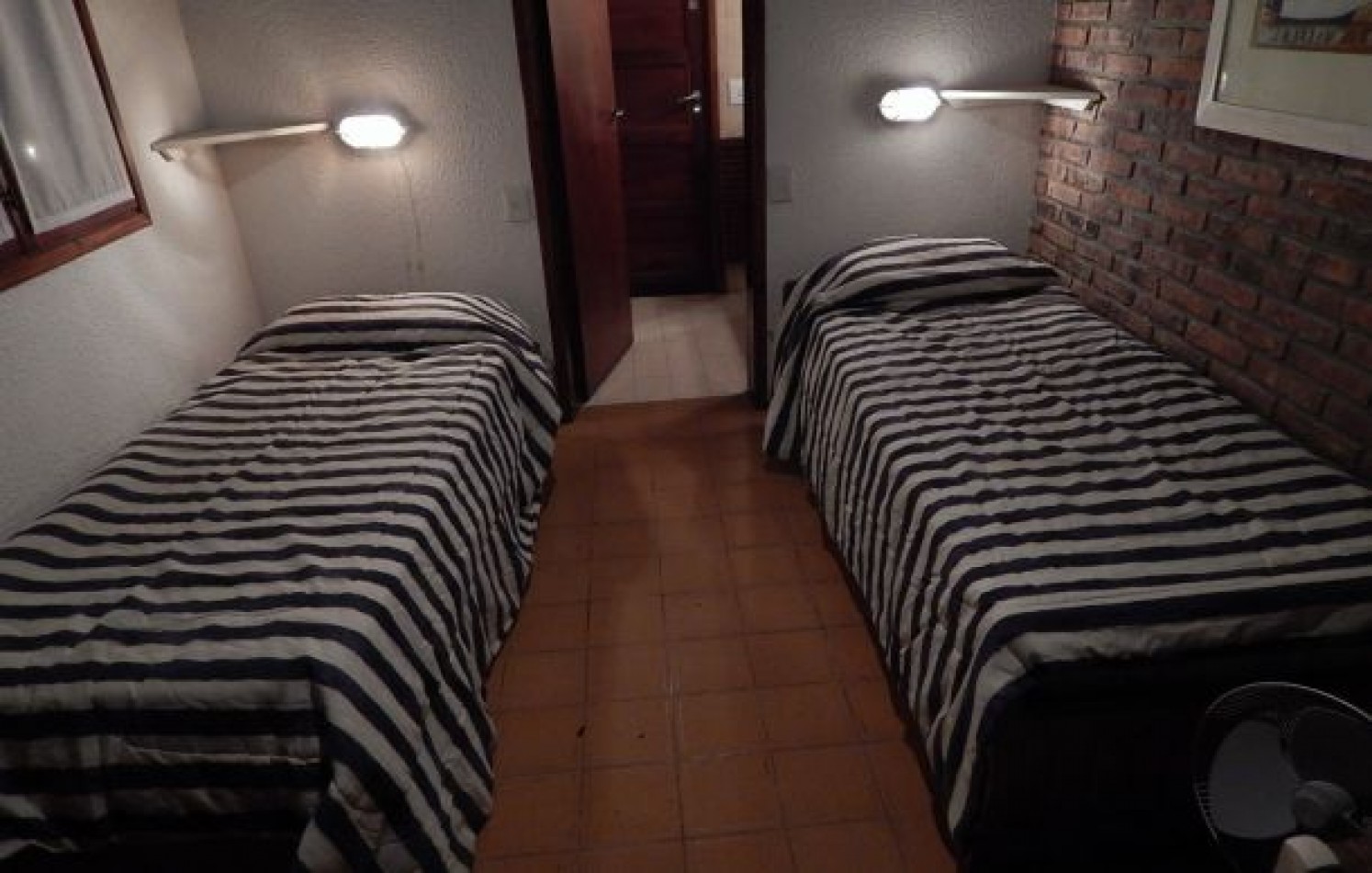 EXCELENTE PROPIEDAD EN DOS TERRENOS A DOS CUADRAS DEL MAR, SOBRE DEL BUEN ORDEN ENTRE TIBURON Y DE LAS ARTES. CASA EN VENTA. 8 AMB., 4 DORM., 4 BANOS