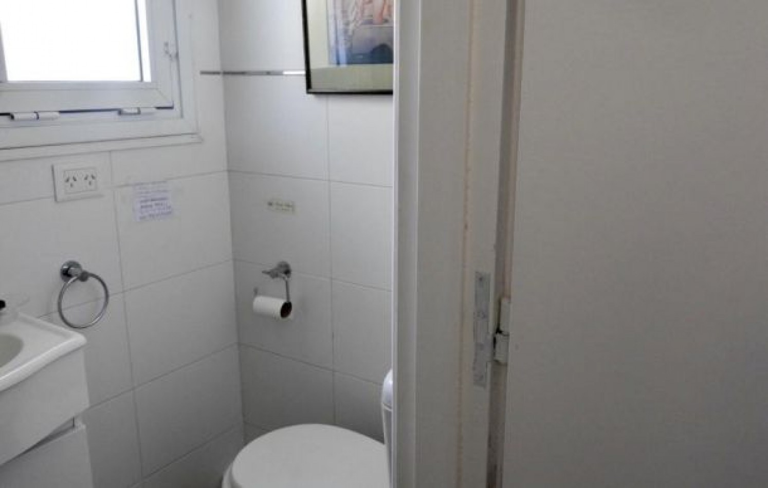 EXCELENTE PROPIEDAD EN DOS TERRENOS A DOS CUADRAS DEL MAR, SOBRE DEL BUEN ORDEN ENTRE TIBURON Y DE LAS ARTES. CASA EN VENTA. 8 AMB., 4 DORM., 4 BANOS