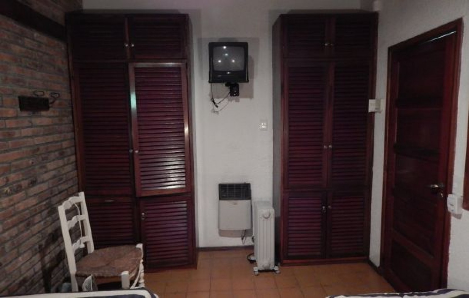 EXCELENTE PROPIEDAD EN DOS TERRENOS A DOS CUADRAS DEL MAR, SOBRE DEL BUEN ORDEN ENTRE TIBURON Y DE LAS ARTES. CASA EN VENTA. 8 AMB., 4 DORM., 4 BANOS