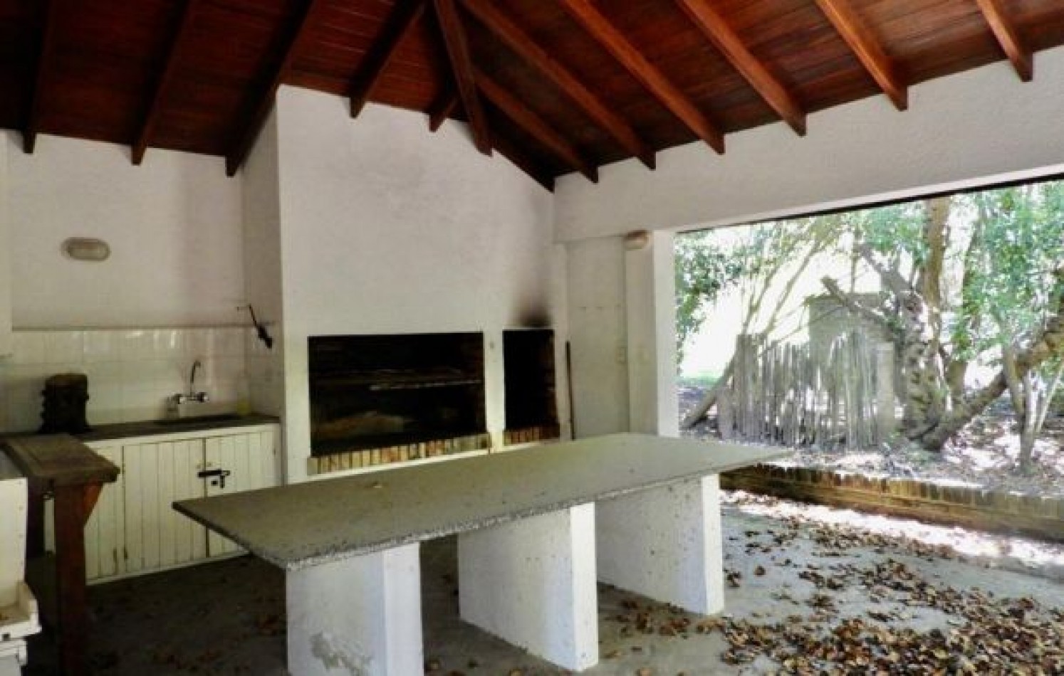 EXCELENTE PROPIEDAD EN DOS TERRENOS A DOS CUADRAS DEL MAR, SOBRE DEL BUEN ORDEN ENTRE TIBURON Y DE LAS ARTES. CASA EN VENTA. 8 AMB., 4 DORM., 4 BANOS