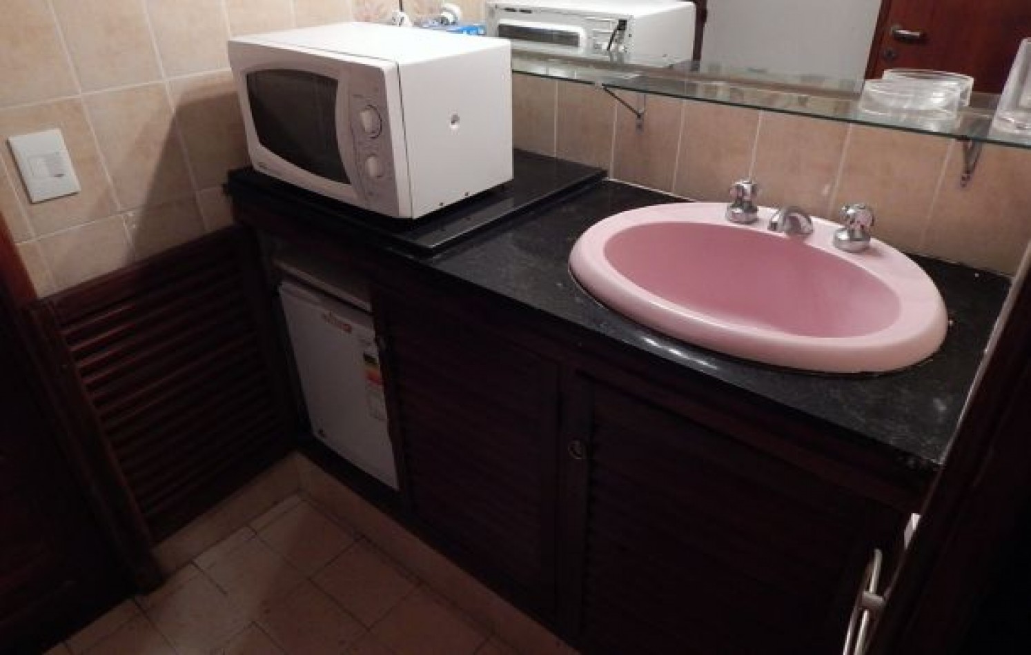 EXCELENTE PROPIEDAD EN DOS TERRENOS A DOS CUADRAS DEL MAR, SOBRE DEL BUEN ORDEN ENTRE TIBURON Y DE LAS ARTES. CASA EN VENTA. 8 AMB., 4 DORM., 4 BANOS