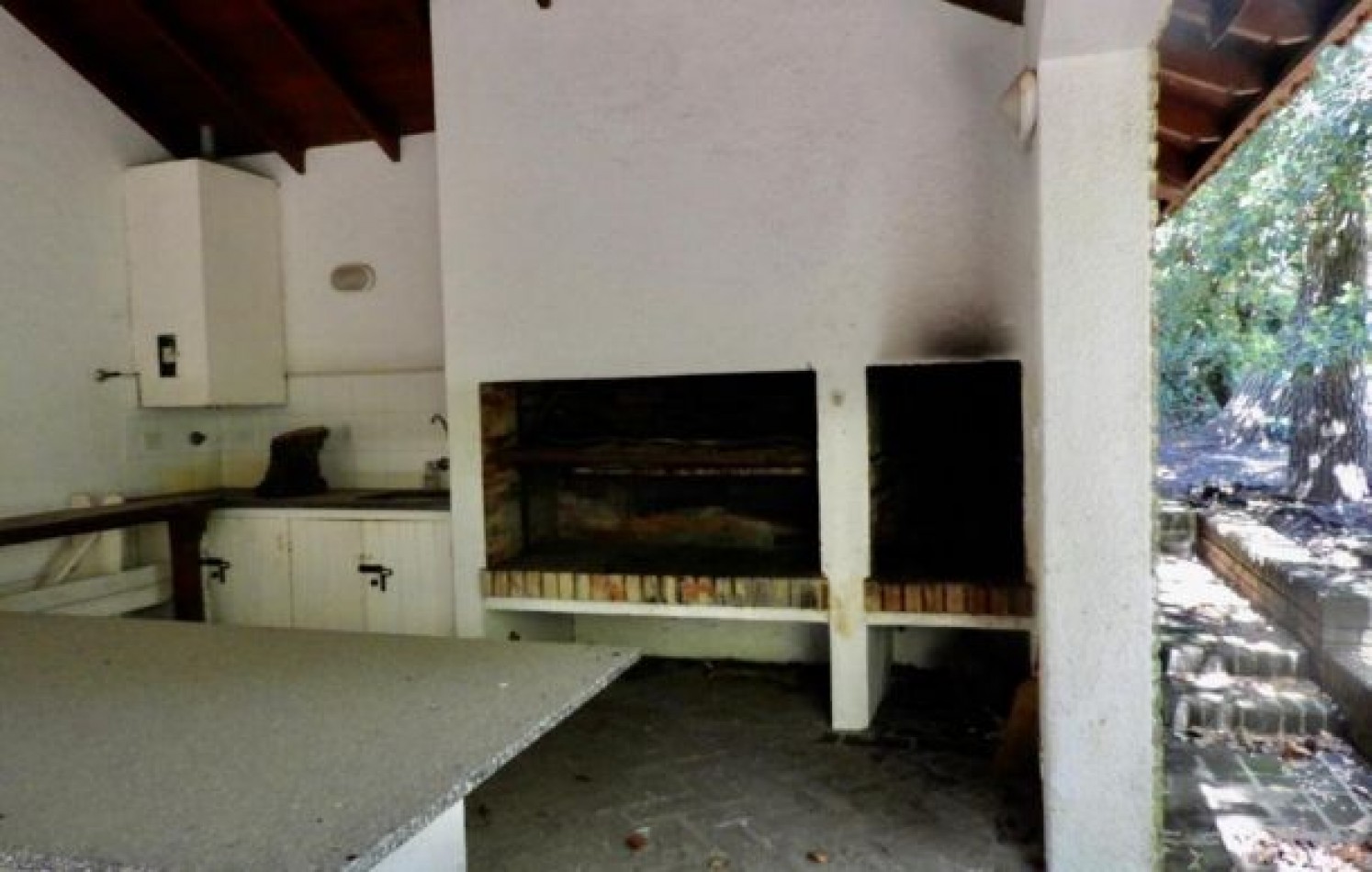 EXCELENTE PROPIEDAD EN DOS TERRENOS A DOS CUADRAS DEL MAR, SOBRE DEL BUEN ORDEN ENTRE TIBURON Y DE LAS ARTES. CASA EN VENTA. 8 AMB., 4 DORM., 4 BANOS