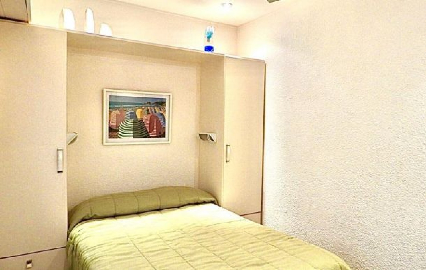 EXCELENTE PROPIEDAD EN DOS TERRENOS A DOS CUADRAS DEL MAR, SOBRE DEL BUEN ORDEN ENTRE TIBURON Y DE LAS ARTES. CASA EN VENTA. 8 AMB., 4 DORM., 4 BANOS