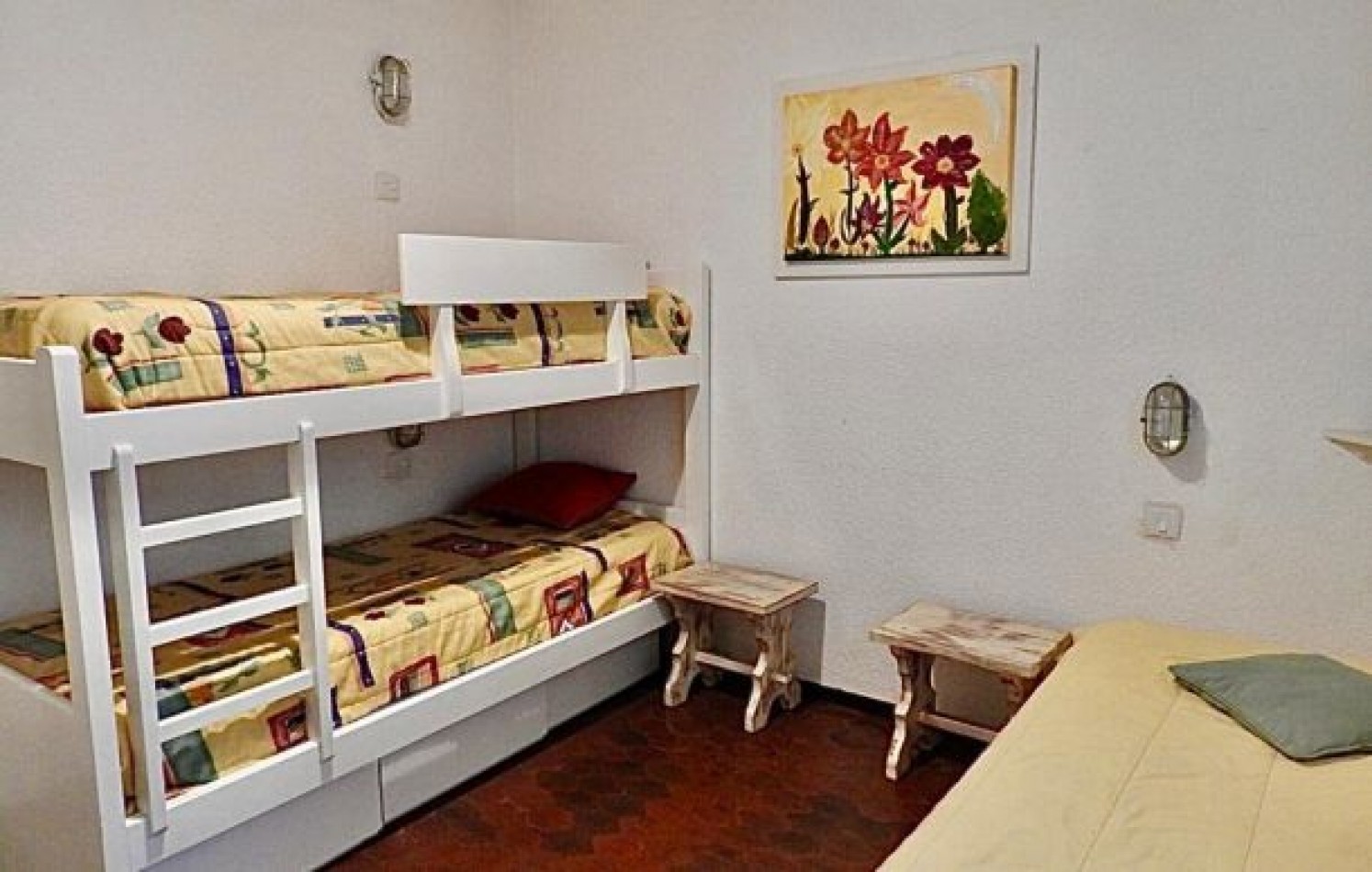 EXCELENTE PROPIEDAD EN DOS TERRENOS A DOS CUADRAS DEL MAR, SOBRE DEL BUEN ORDEN ENTRE TIBURON Y DE LAS ARTES. CASA EN VENTA. 8 AMB., 4 DORM., 4 BANOS