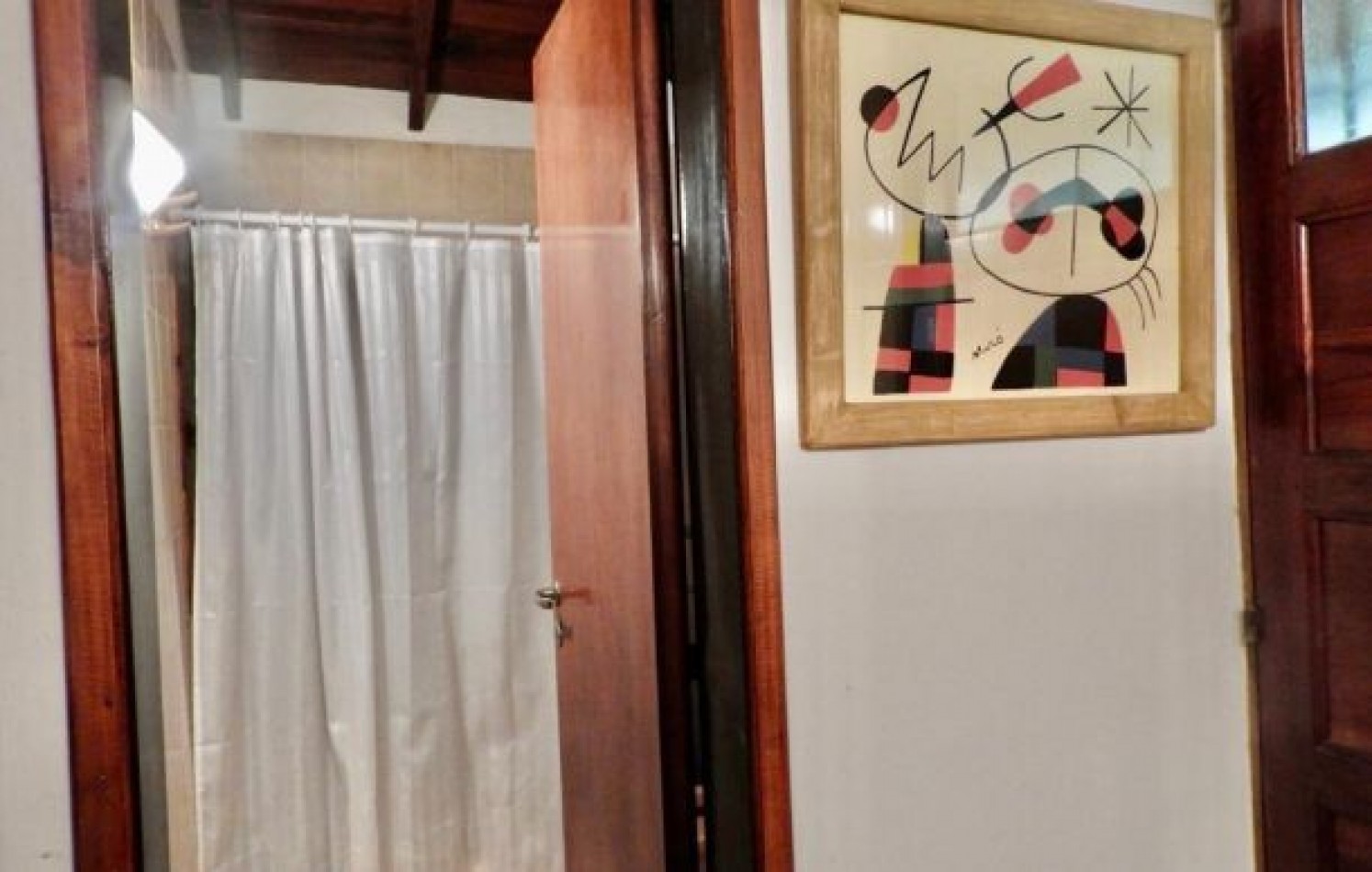 EXCELENTE PROPIEDAD EN DOS TERRENOS A DOS CUADRAS DEL MAR, SOBRE DEL BUEN ORDEN ENTRE TIBURON Y DE LAS ARTES. CASA EN VENTA. 8 AMB., 4 DORM., 4 BANOS