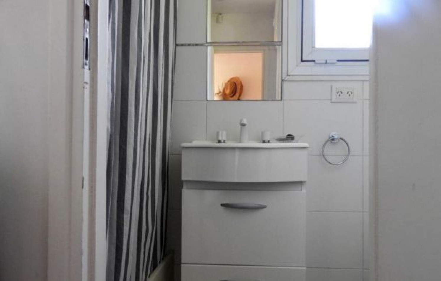 EXCELENTE PROPIEDAD EN DOS TERRENOS A DOS CUADRAS DEL MAR, SOBRE DEL BUEN ORDEN ENTRE TIBURON Y DE LAS ARTES. CASA EN VENTA. 8 AMB., 4 DORM., 4 BANOS