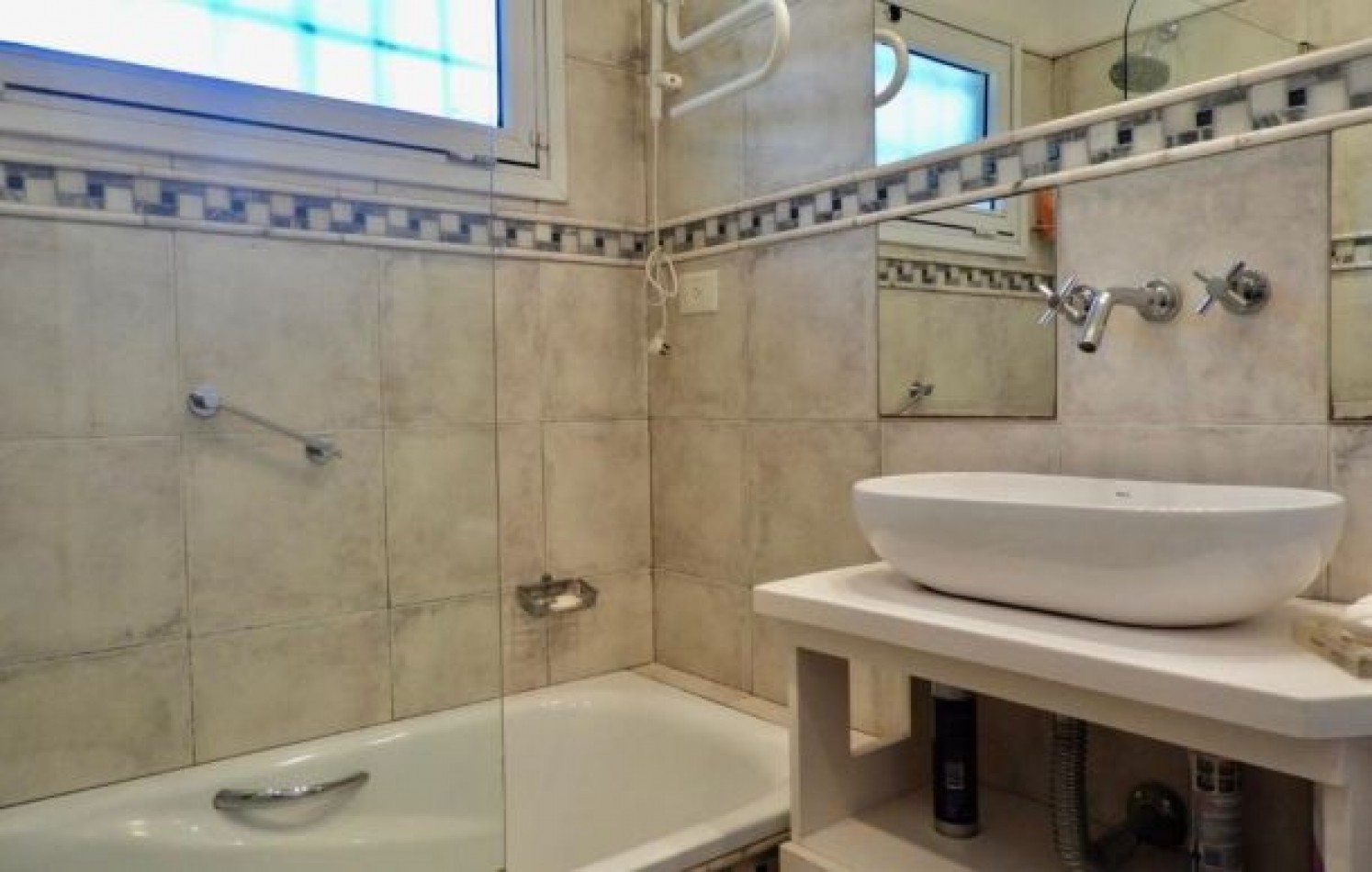 EXCELENTE PROPIEDAD EN DOS TERRENOS A DOS CUADRAS DEL MAR, SOBRE DEL BUEN ORDEN ENTRE TIBURON Y DE LAS ARTES. CASA EN VENTA. 8 AMB., 4 DORM., 4 BANOS