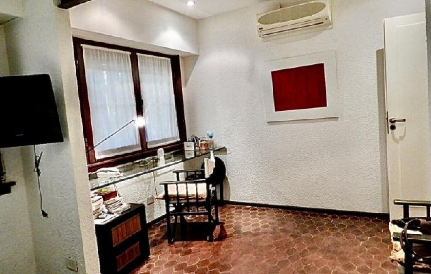 EXCELENTE PROPIEDAD EN DOS TERRENOS A DOS CUADRAS DEL MAR, SOBRE DEL BUEN ORDEN ENTRE TIBURON Y DE LAS ARTES. CASA EN VENTA. 8 AMB., 4 DORM., 4 BANOS