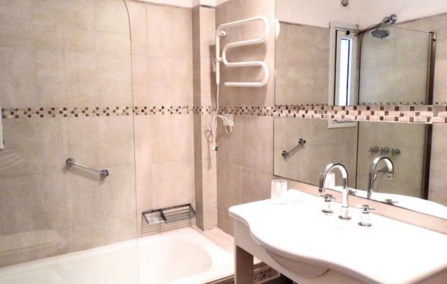 EXCELENTE PROPIEDAD EN DOS TERRENOS A DOS CUADRAS DEL MAR, SOBRE DEL BUEN ORDEN ENTRE TIBURON Y DE LAS ARTES. CASA EN VENTA. 8 AMB., 4 DORM., 4 BANOS