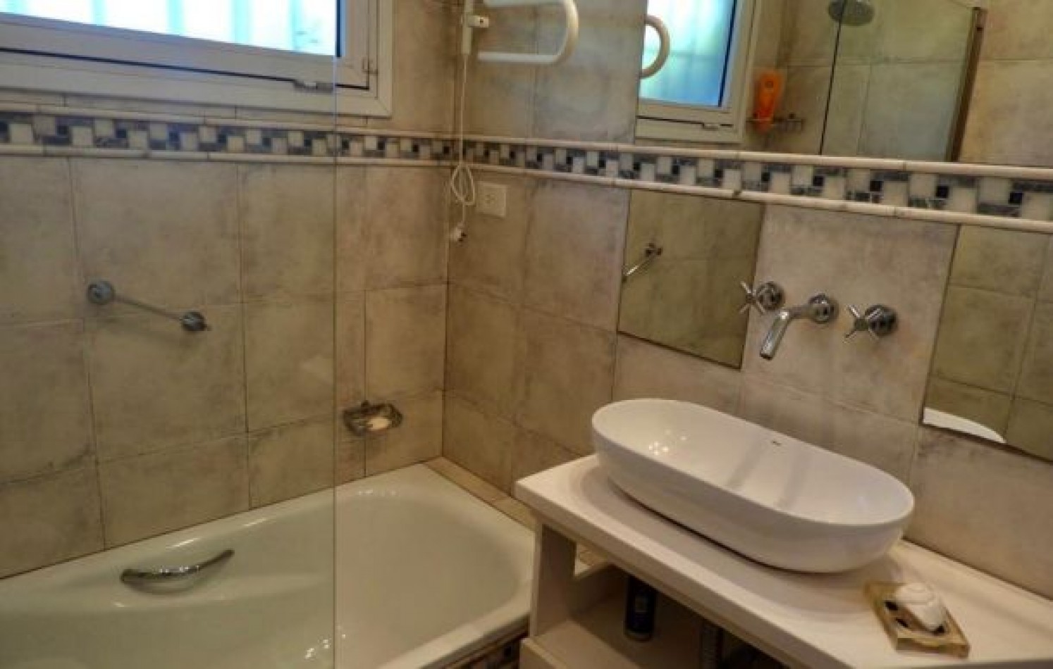 EXCELENTE PROPIEDAD EN DOS TERRENOS A DOS CUADRAS DEL MAR, SOBRE DEL BUEN ORDEN ENTRE TIBURON Y DE LAS ARTES. CASA EN VENTA. 8 AMB., 4 DORM., 4 BANOS