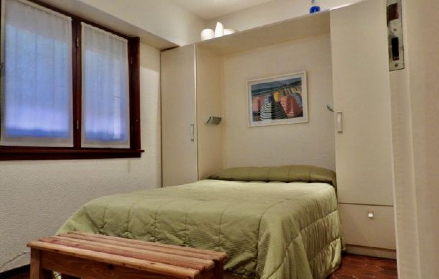 EXCELENTE PROPIEDAD EN DOS TERRENOS A DOS CUADRAS DEL MAR, SOBRE DEL BUEN ORDEN ENTRE TIBURON Y DE LAS ARTES. CASA EN VENTA. 8 AMB., 4 DORM., 4 BANOS