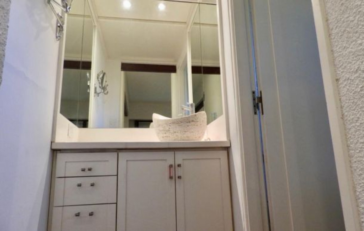 EXCELENTE PROPIEDAD EN DOS TERRENOS A DOS CUADRAS DEL MAR, SOBRE DEL BUEN ORDEN ENTRE TIBURON Y DE LAS ARTES. CASA EN VENTA. 8 AMB., 4 DORM., 4 BANOS