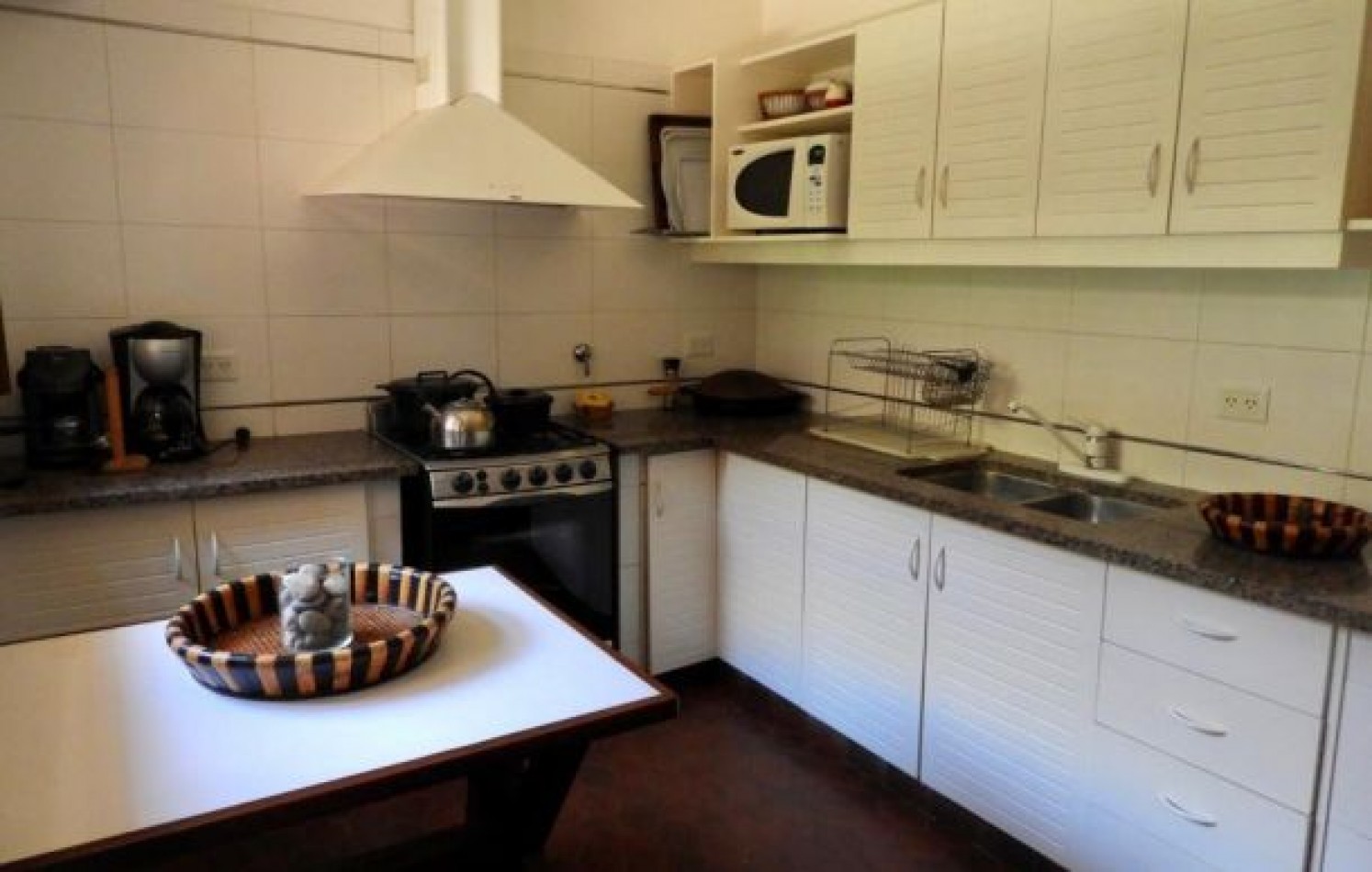 EXCELENTE PROPIEDAD EN DOS TERRENOS A DOS CUADRAS DEL MAR, SOBRE DEL BUEN ORDEN ENTRE TIBURON Y DE LAS ARTES. CASA EN VENTA. 8 AMB., 4 DORM., 4 BANOS