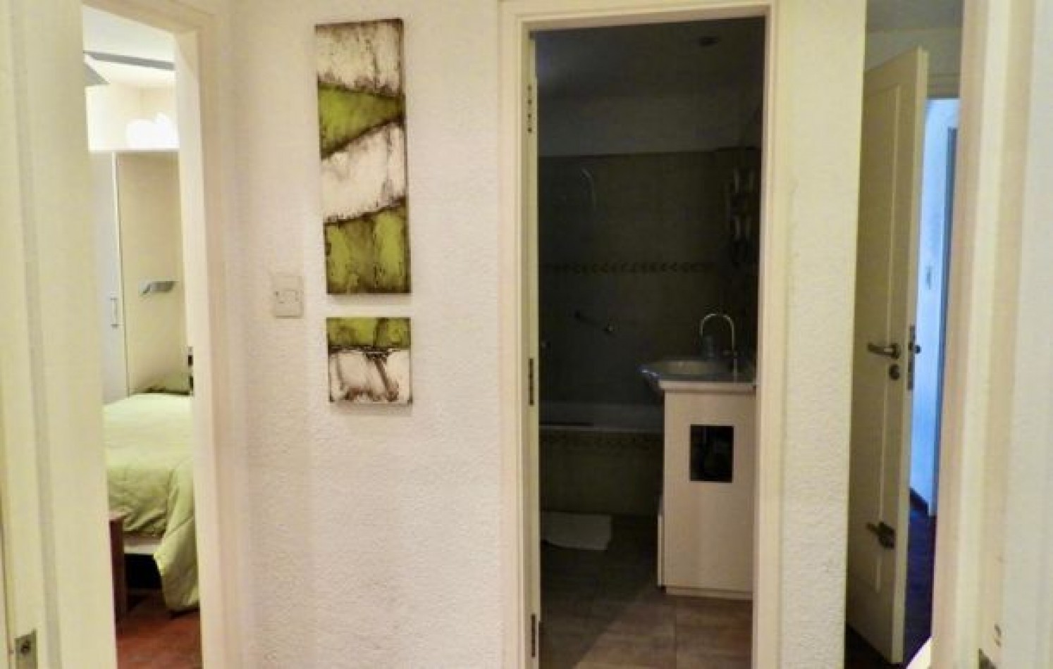 EXCELENTE PROPIEDAD EN DOS TERRENOS A DOS CUADRAS DEL MAR, SOBRE DEL BUEN ORDEN ENTRE TIBURON Y DE LAS ARTES. CASA EN VENTA. 8 AMB., 4 DORM., 4 BANOS