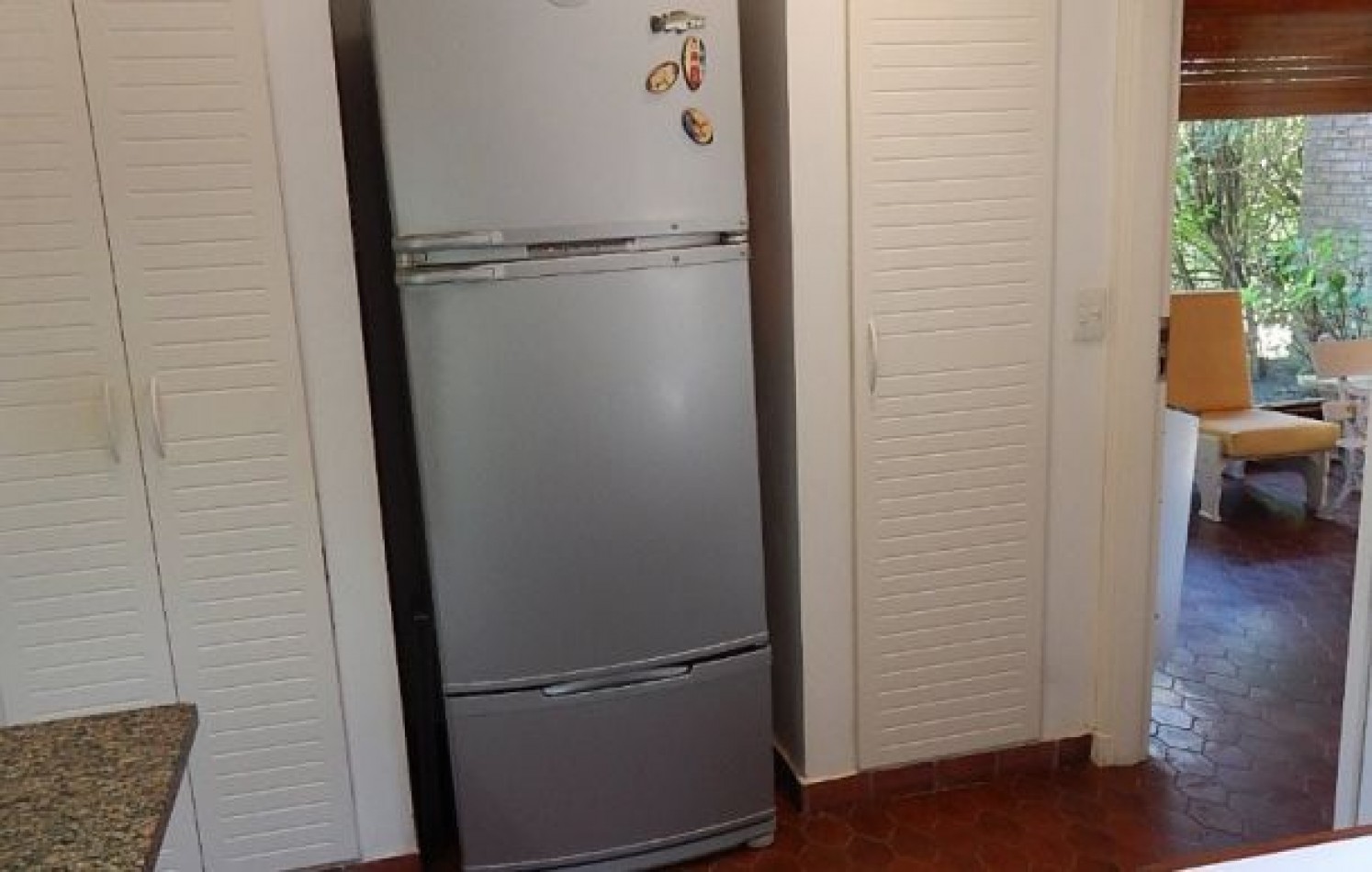 EXCELENTE PROPIEDAD EN DOS TERRENOS A DOS CUADRAS DEL MAR, SOBRE DEL BUEN ORDEN ENTRE TIBURON Y DE LAS ARTES. CASA EN VENTA. 8 AMB., 4 DORM., 4 BANOS