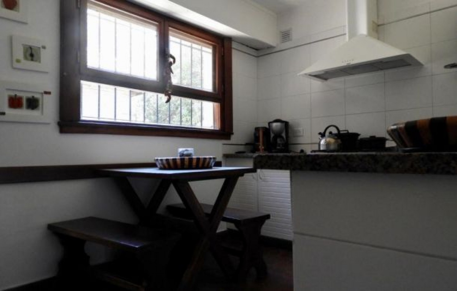 EXCELENTE PROPIEDAD EN DOS TERRENOS A DOS CUADRAS DEL MAR, SOBRE DEL BUEN ORDEN ENTRE TIBURON Y DE LAS ARTES. CASA EN VENTA. 8 AMB., 4 DORM., 4 BANOS