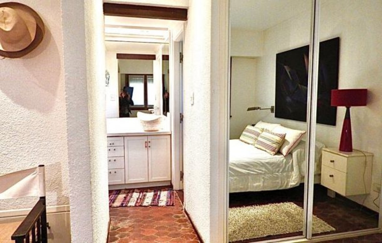 EXCELENTE PROPIEDAD EN DOS TERRENOS A DOS CUADRAS DEL MAR, SOBRE DEL BUEN ORDEN ENTRE TIBURON Y DE LAS ARTES. CASA EN VENTA. 8 AMB., 4 DORM., 4 BANOS