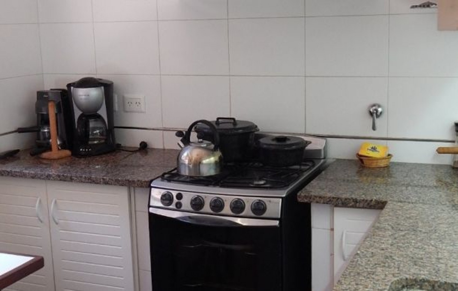 EXCELENTE PROPIEDAD EN DOS TERRENOS A DOS CUADRAS DEL MAR, SOBRE DEL BUEN ORDEN ENTRE TIBURON Y DE LAS ARTES. CASA EN VENTA. 8 AMB., 4 DORM., 4 BANOS