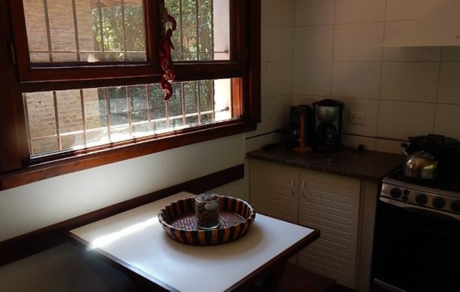 EXCELENTE PROPIEDAD EN DOS TERRENOS A DOS CUADRAS DEL MAR, SOBRE DEL BUEN ORDEN ENTRE TIBURON Y DE LAS ARTES. CASA EN VENTA. 8 AMB., 4 DORM., 4 BANOS