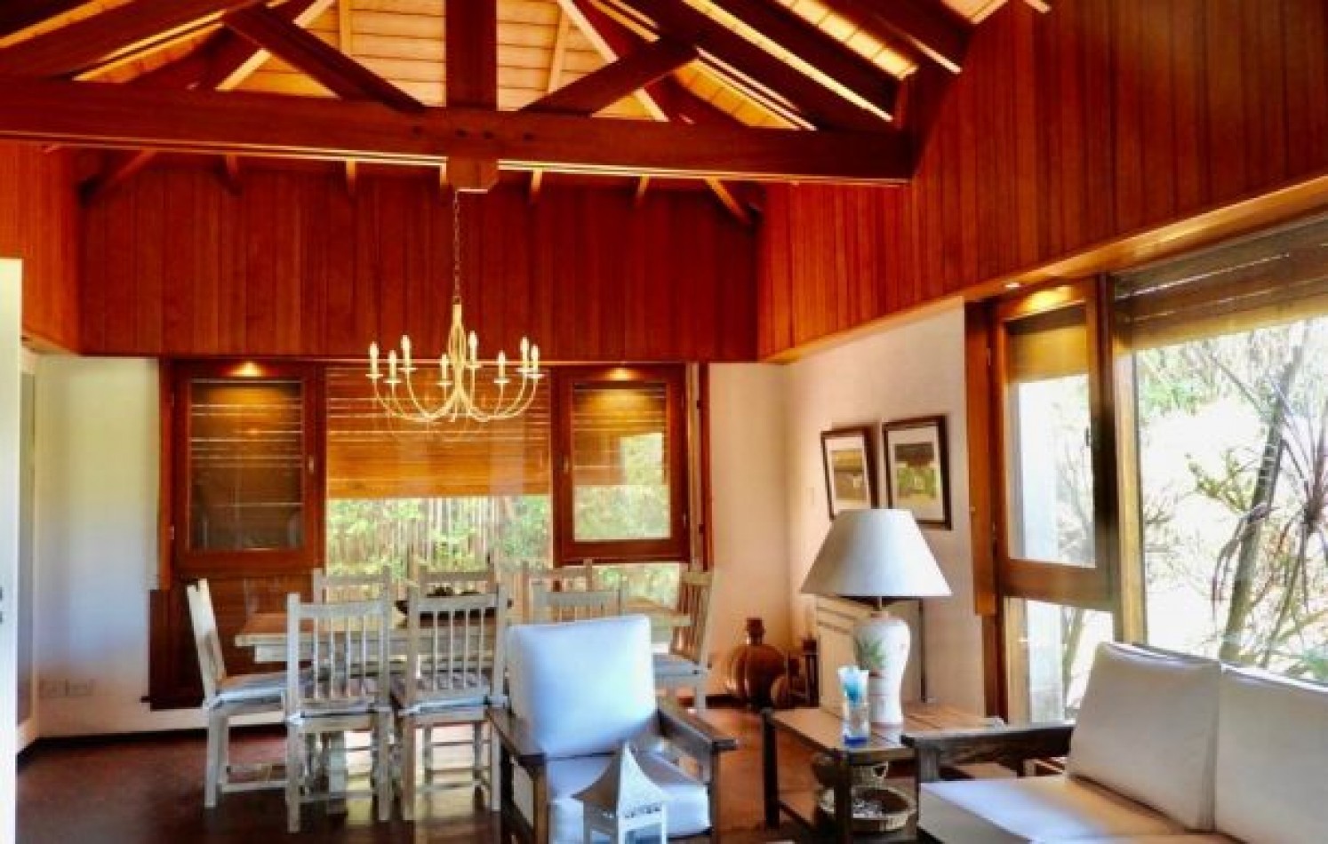 EXCELENTE PROPIEDAD EN DOS TERRENOS A DOS CUADRAS DEL MAR, SOBRE DEL BUEN ORDEN ENTRE TIBURON Y DE LAS ARTES. CASA EN VENTA. 8 AMB., 4 DORM., 4 BANOS