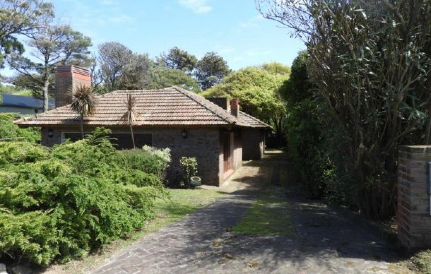 EXCELENTE PROPIEDAD EN DOS TERRENOS A DOS CUADRAS DEL MAR, SOBRE DEL BUEN ORDEN ENTRE TIBURON Y DE LAS ARTES. CASA EN VENTA. 8 AMB., 4 DORM., 4 BANOS