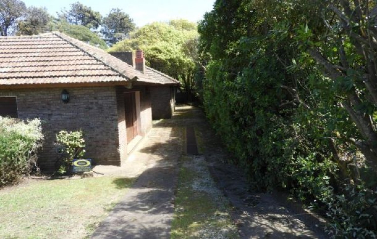 EXCELENTE PROPIEDAD EN DOS TERRENOS A DOS CUADRAS DEL MAR, SOBRE DEL BUEN ORDEN ENTRE TIBURON Y DE LAS ARTES. CASA EN VENTA. 8 AMB., 4 DORM., 4 BANOS