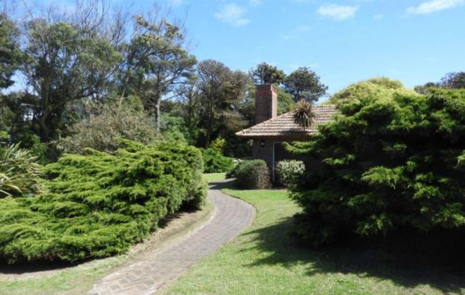 EXCELENTE PROPIEDAD EN DOS TERRENOS A DOS CUADRAS DEL MAR, SOBRE DEL BUEN ORDEN ENTRE TIBURON Y DE LAS ARTES. CASA EN VENTA. 8 AMB., 4 DORM., 4 BANOS