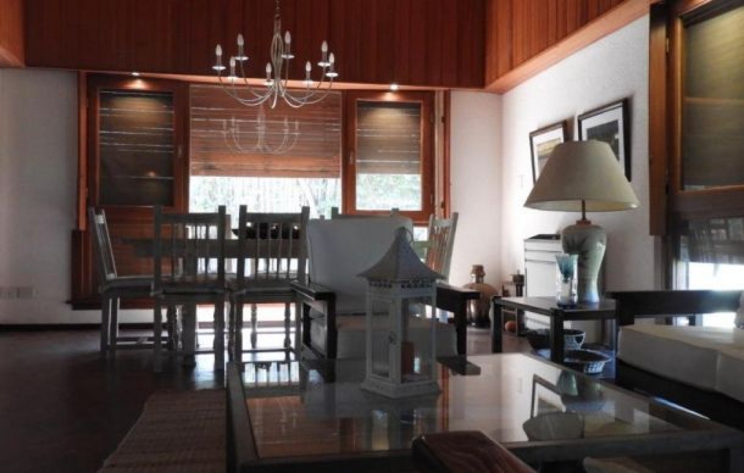 EXCELENTE PROPIEDAD EN DOS TERRENOS A DOS CUADRAS DEL MAR, SOBRE DEL BUEN ORDEN ENTRE TIBURON Y DE LAS ARTES. CASA EN VENTA. 8 AMB., 4 DORM., 4 BANOS