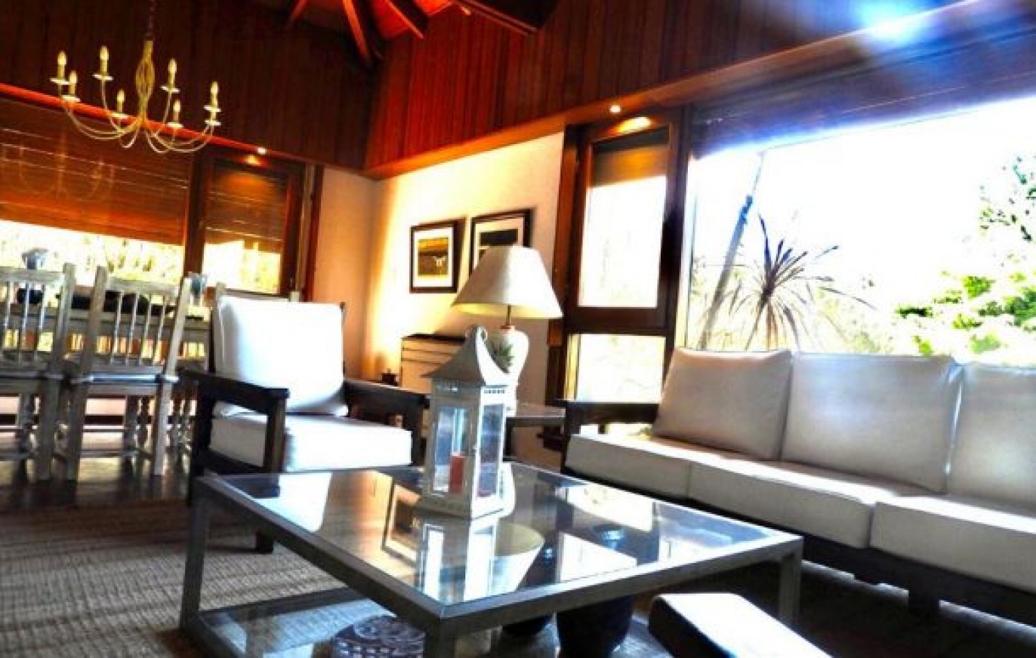 EXCELENTE PROPIEDAD EN DOS TERRENOS A DOS CUADRAS DEL MAR, SOBRE DEL BUEN ORDEN ENTRE TIBURON Y DE LAS ARTES. CASA EN VENTA. 8 AMB., 4 DORM., 4 BANOS