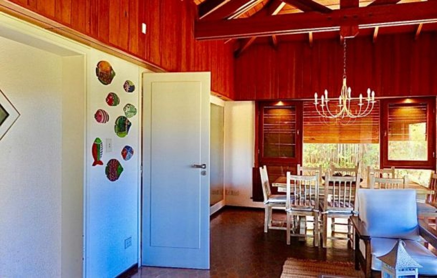 EXCELENTE PROPIEDAD EN DOS TERRENOS A DOS CUADRAS DEL MAR, SOBRE DEL BUEN ORDEN ENTRE TIBURON Y DE LAS ARTES. CASA EN VENTA. 8 AMB., 4 DORM., 4 BANOS