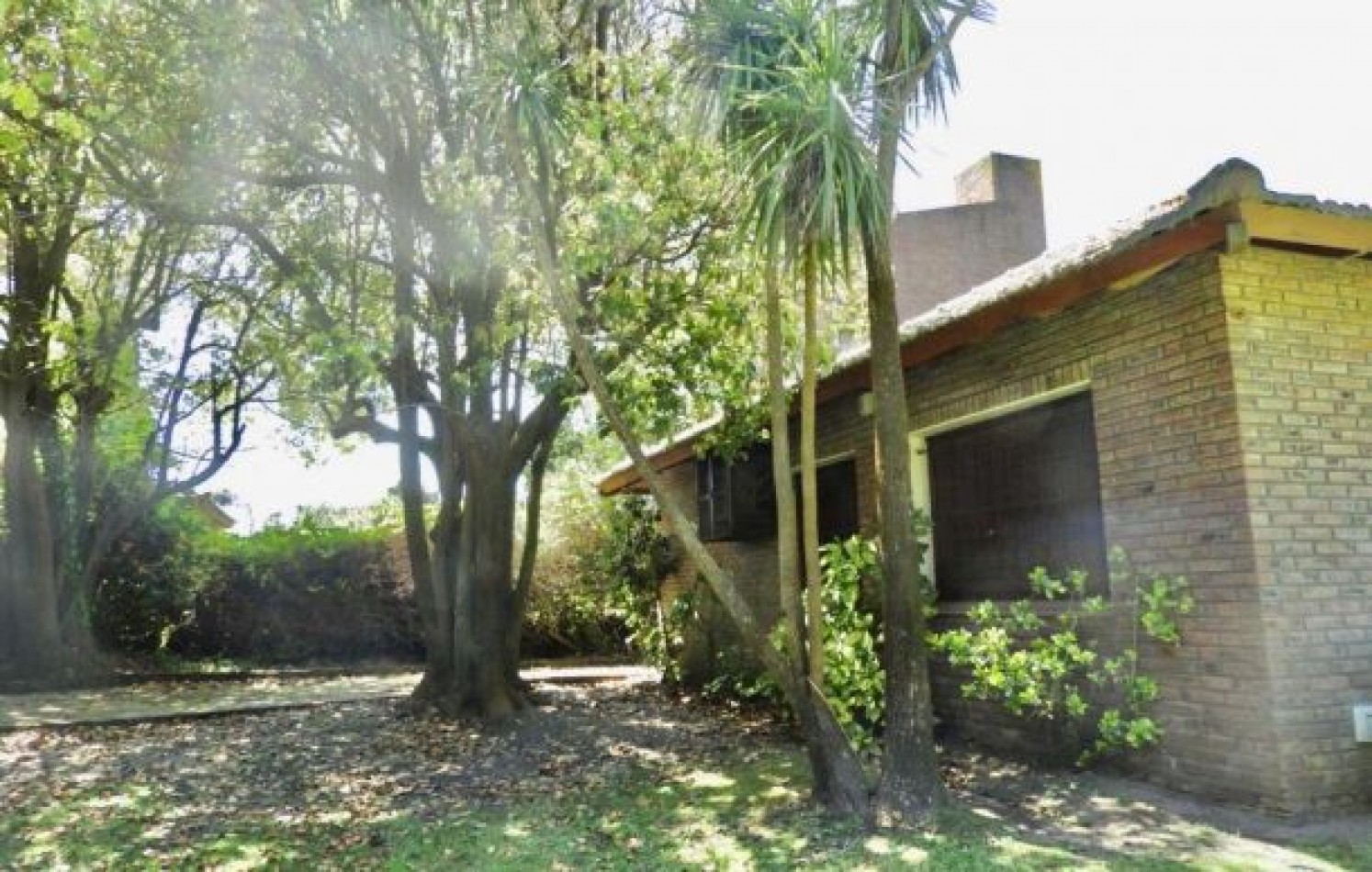 EXCELENTE PROPIEDAD EN DOS TERRENOS A DOS CUADRAS DEL MAR, SOBRE DEL BUEN ORDEN ENTRE TIBURON Y DE LAS ARTES. CASA EN VENTA. 8 AMB., 4 DORM., 4 BANOS