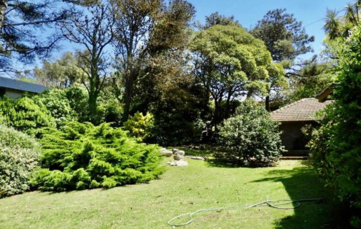 EXCELENTE PROPIEDAD EN DOS TERRENOS A DOS CUADRAS DEL MAR, SOBRE DEL BUEN ORDEN ENTRE TIBURON Y DE LAS ARTES. CASA EN VENTA. 8 AMB., 4 DORM., 4 BANOS