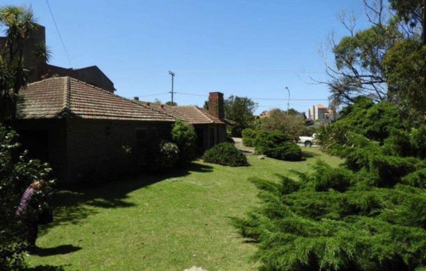 EXCELENTE PROPIEDAD EN DOS TERRENOS A DOS CUADRAS DEL MAR, SOBRE DEL BUEN ORDEN ENTRE TIBURON Y DE LAS ARTES. CASA EN VENTA. 8 AMB., 4 DORM., 4 BANOS