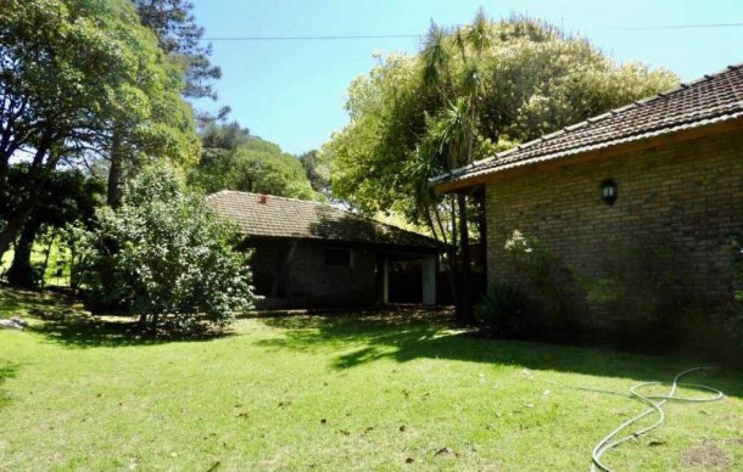 EXCELENTE PROPIEDAD EN DOS TERRENOS A DOS CUADRAS DEL MAR, SOBRE DEL BUEN ORDEN ENTRE TIBURON Y DE LAS ARTES. CASA EN VENTA. 8 AMB., 4 DORM., 4 BANOS