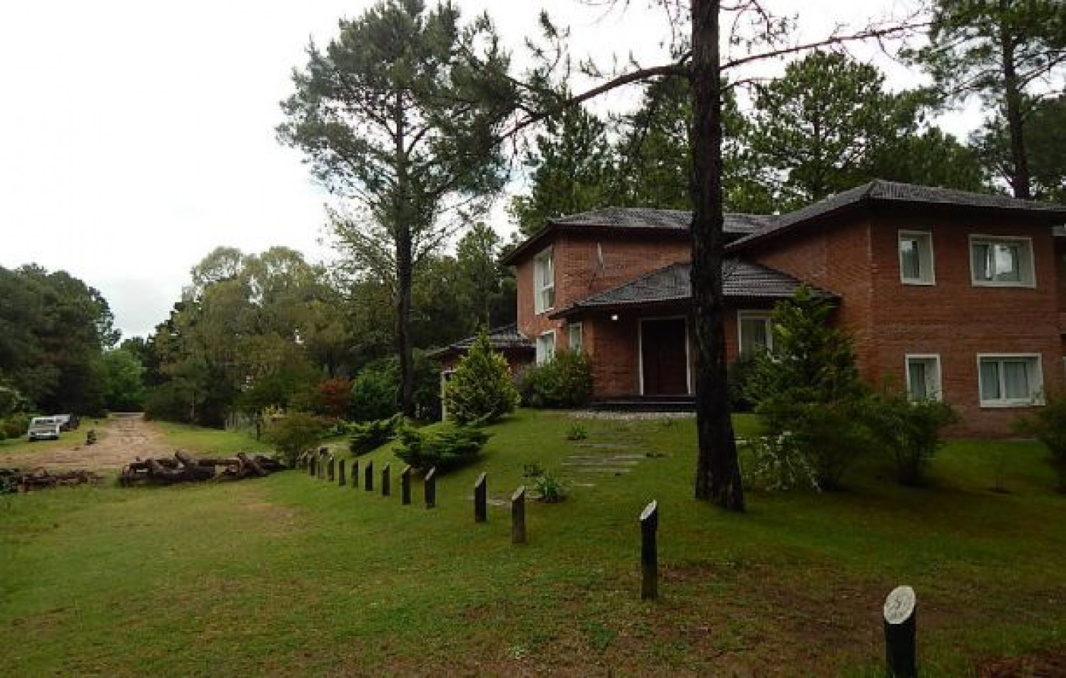 CHALET EN CARILO CALLE PINZON, ENTRE PARAISO Y SEQUOIA. CHALET EN VENTA