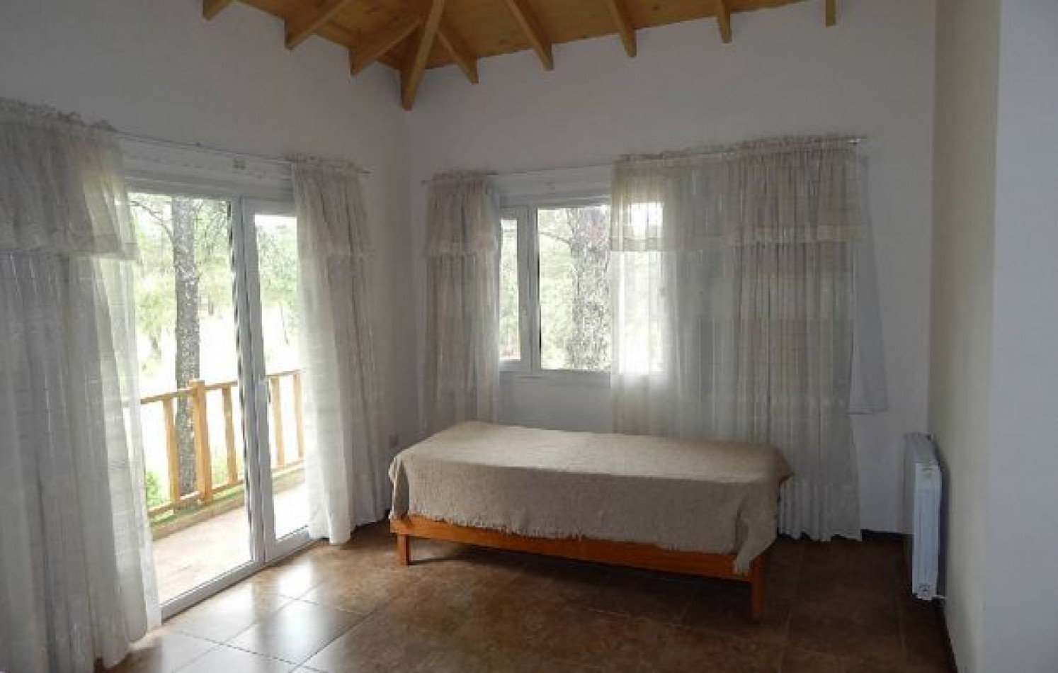 CHALET EN CARILO CALLE PINZON, ENTRE PARAISO Y SEQUOIA. CHALET EN VENTA