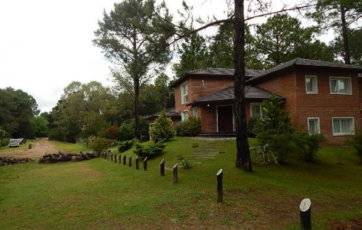 CHALET EN CARILO CALLE PINZON, ENTRE PARAISO Y SEQUOIA. CHALET EN VENTA