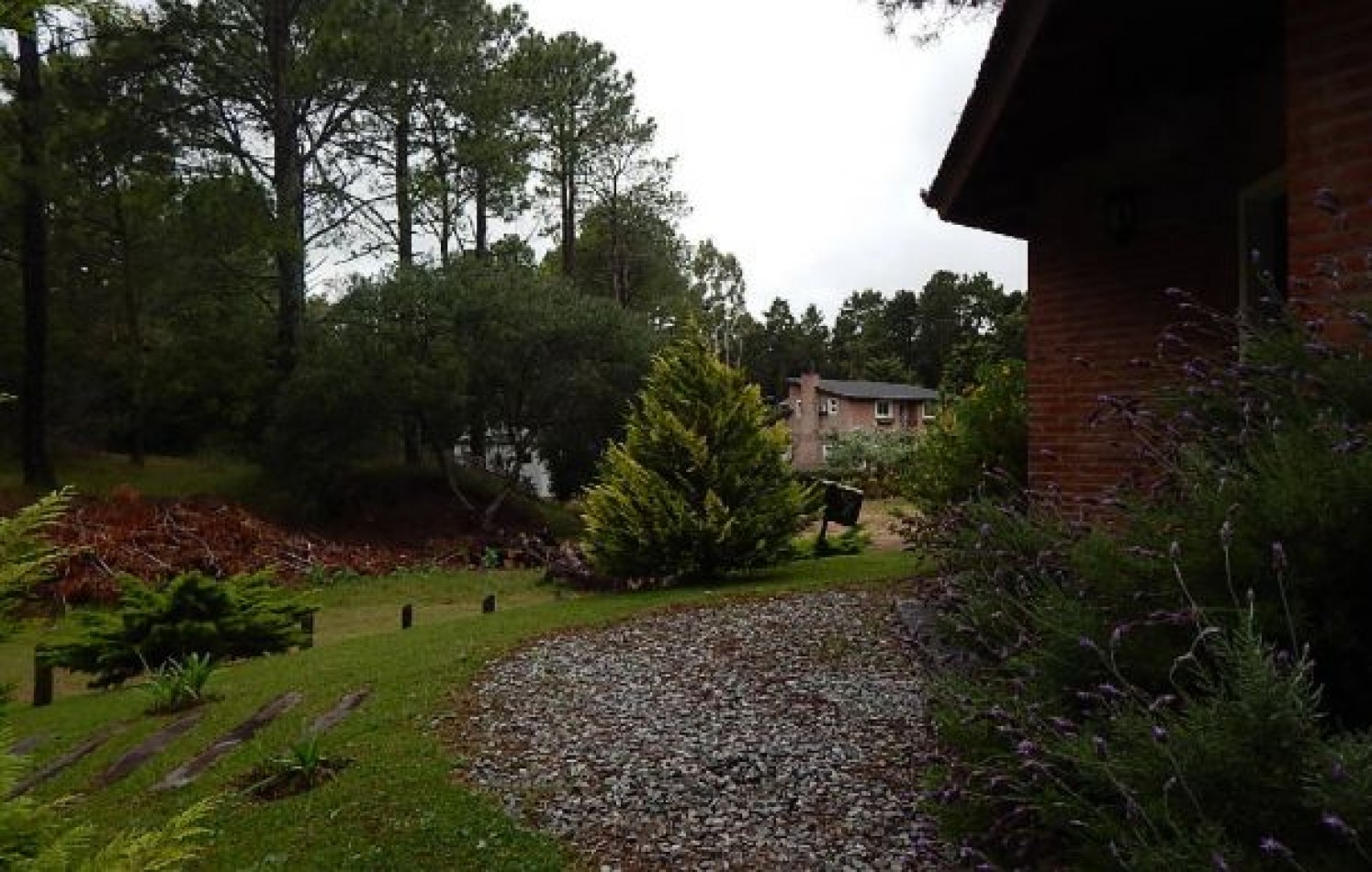 CHALET EN CARILO CALLE PINZON, ENTRE PARAISO Y SEQUOIA. CHALET EN VENTA