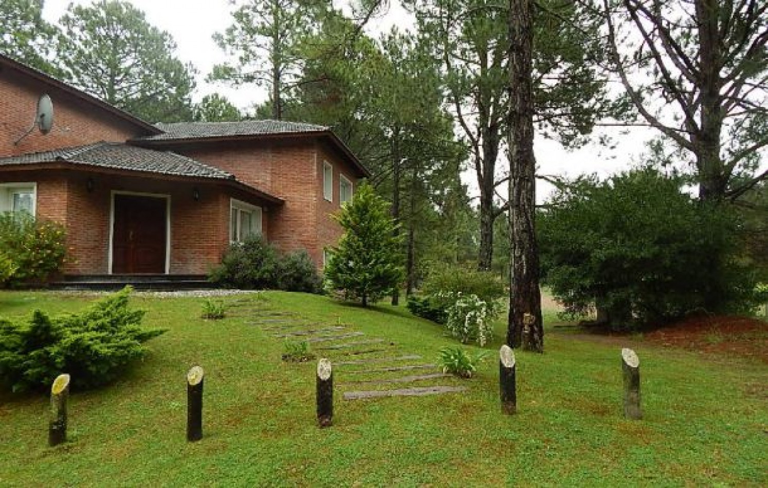 CHALET EN CARILO CALLE PINZON, ENTRE PARAISO Y SEQUOIA. CHALET EN VENTA