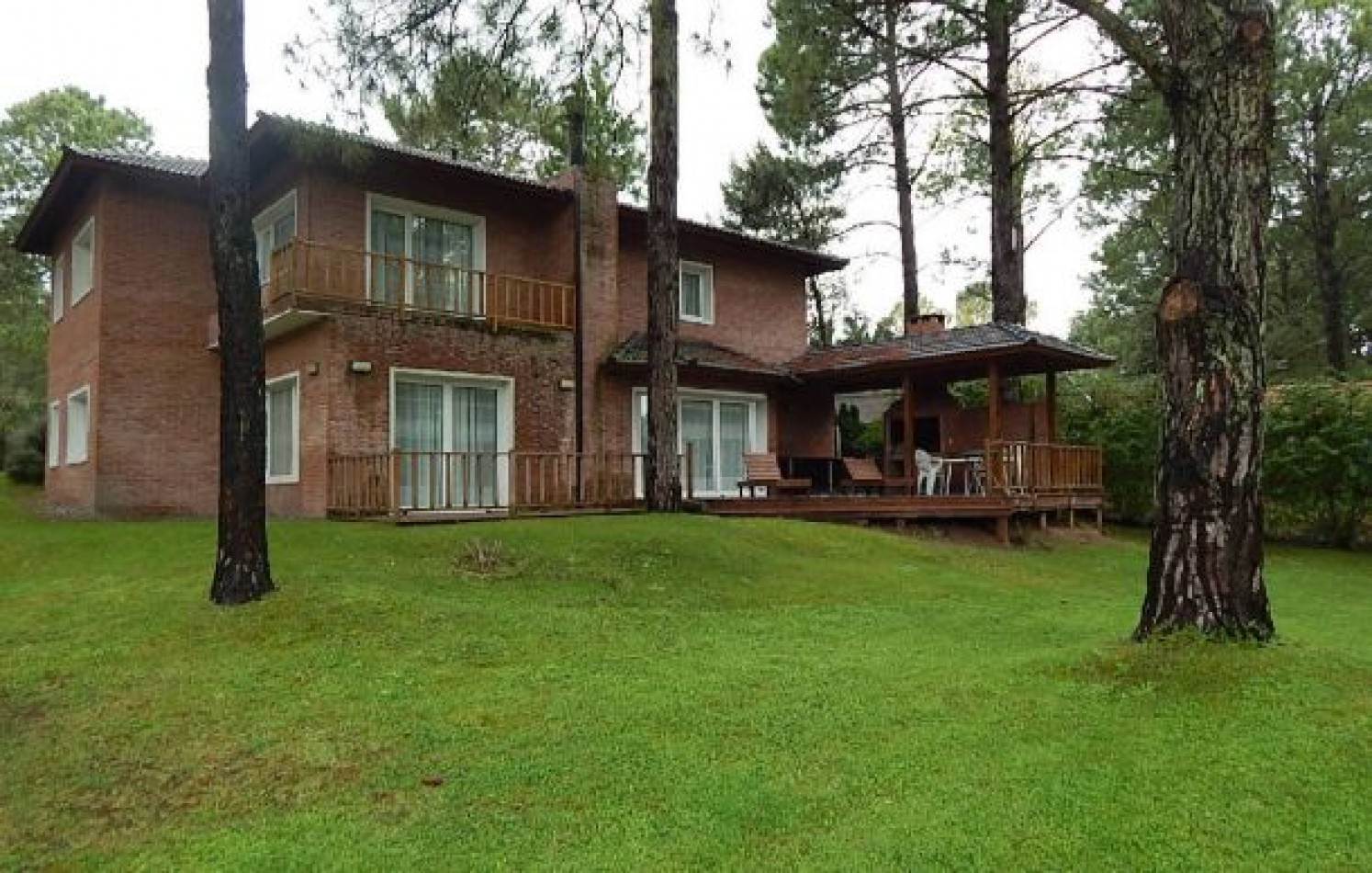 CHALET EN CARILO CALLE PINZON, ENTRE PARAISO Y SEQUOIA. CHALET EN VENTA