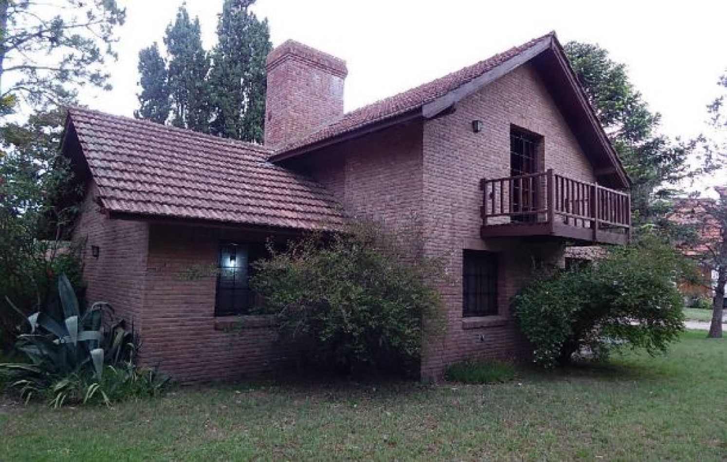 EXCELENTE CHALET TRADICIONAL, AV ENRIQUE SHAW Y DEL ESPARTILLO. CHALET EN ALQ X TEMP. 