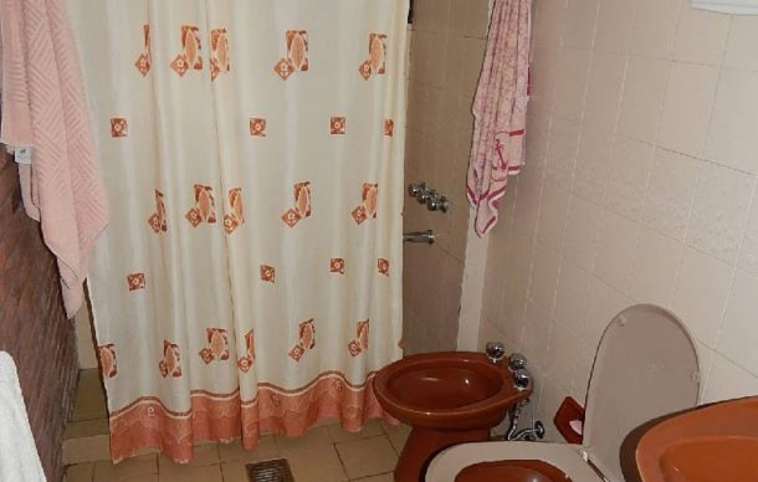 EXCELENTE CHALET TRADICIONAL, AV ENRIQUE SHAW Y DEL ESPARTILLO. CHALET EN ALQ X TEMP. 