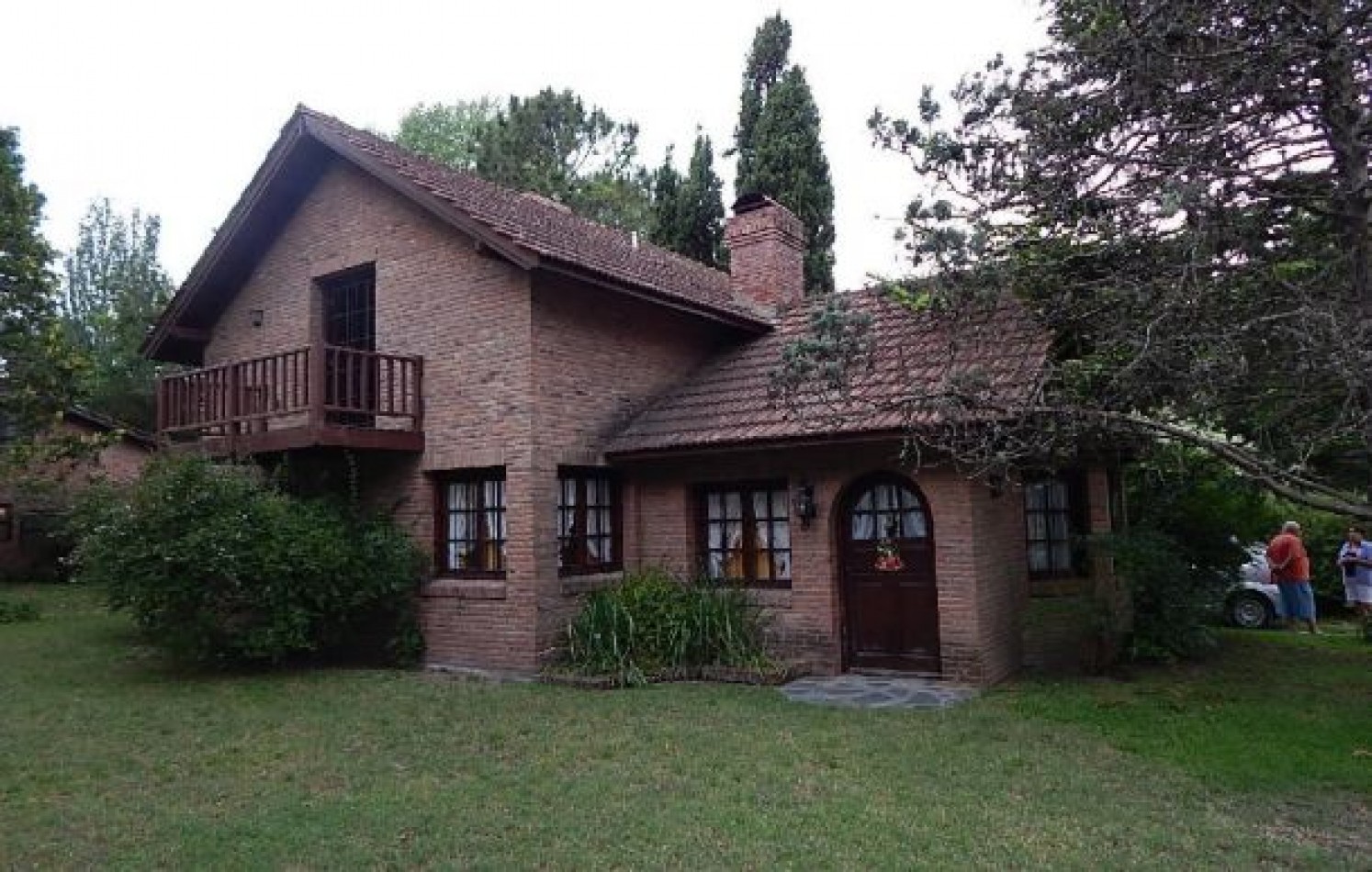 EXCELENTE CHALET TRADICIONAL, AV ENRIQUE SHAW Y DEL ESPARTILLO. CHALET EN ALQ X TEMP. 