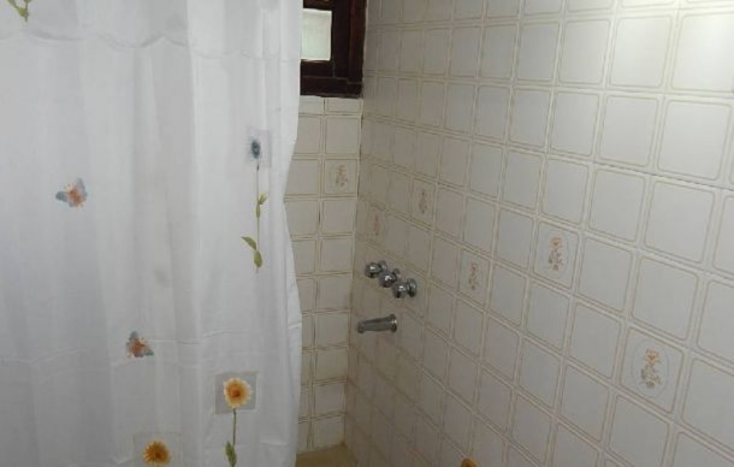 EXCELENTE CHALET TRADICIONAL, AV ENRIQUE SHAW Y DEL ESPARTILLO. CHALET EN ALQ X TEMP. 