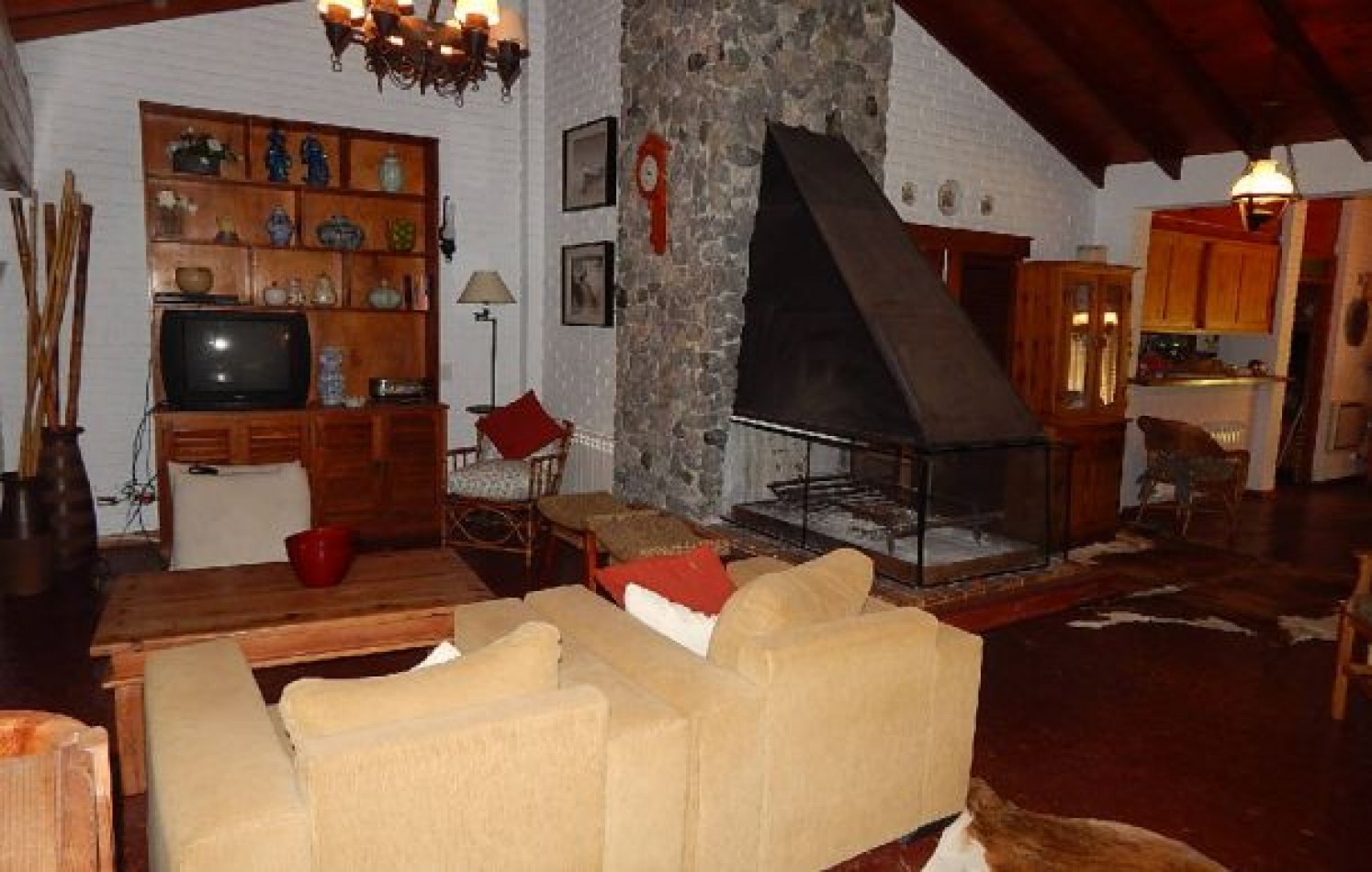 EXCEPCIONAL CASA EN ZONA IGLESIA NTRA. SRA. DE LA PAZ, DE LAS BURRIQUETAS 884, ENTRE TIBURON Y DE LAS ARTES. CASA EN ALQ X TEMP.