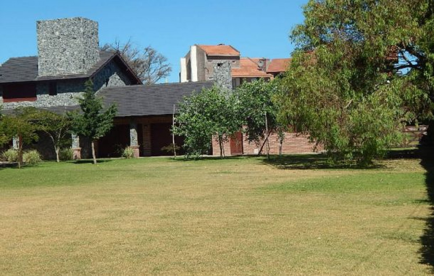 EXCEPCIONAL CASA EN ZONA IGLESIA NTRA. SRA. DE LA PAZ, DE LAS BURRIQUETAS 884, ENTRE TIBURON Y DE LAS ARTES. CASA EN ALQ X TEMP.