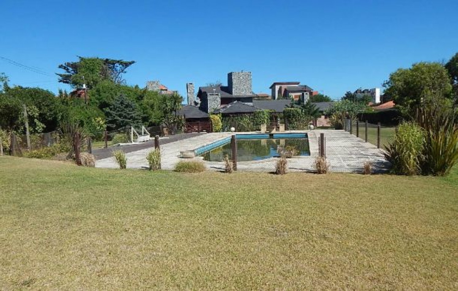 EXCEPCIONAL CASA EN ZONA IGLESIA NTRA. SRA. DE LA PAZ, DE LAS BURRIQUETAS 884, ENTRE TIBURON Y DE LAS ARTES. CASA EN ALQ X TEMP.