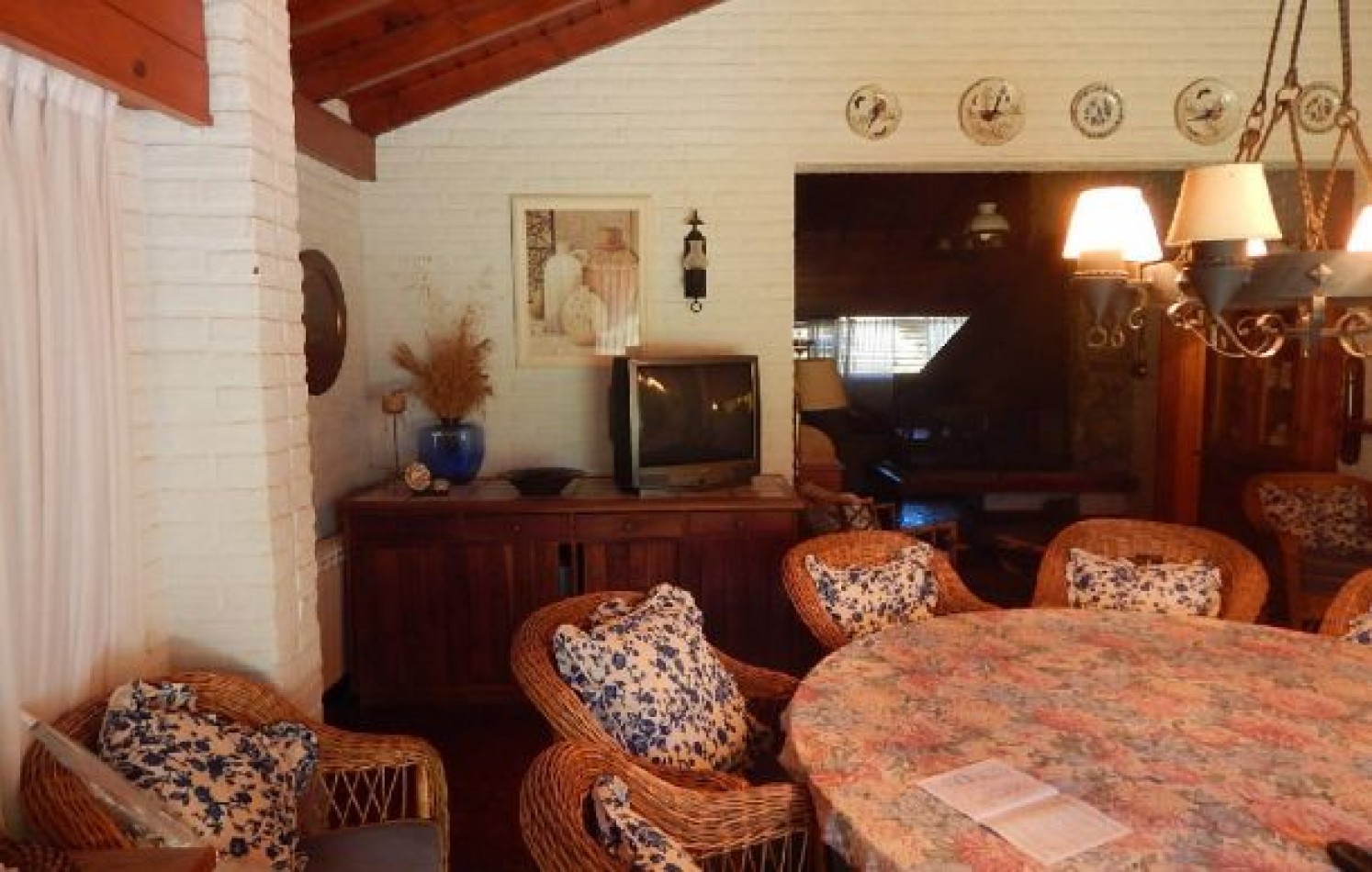 EXCEPCIONAL CASA EN ZONA IGLESIA NTRA. SRA. DE LA PAZ, DE LAS BURRIQUETAS 884, ENTRE TIBURON Y DE LAS ARTES. CASA EN ALQ X TEMP.