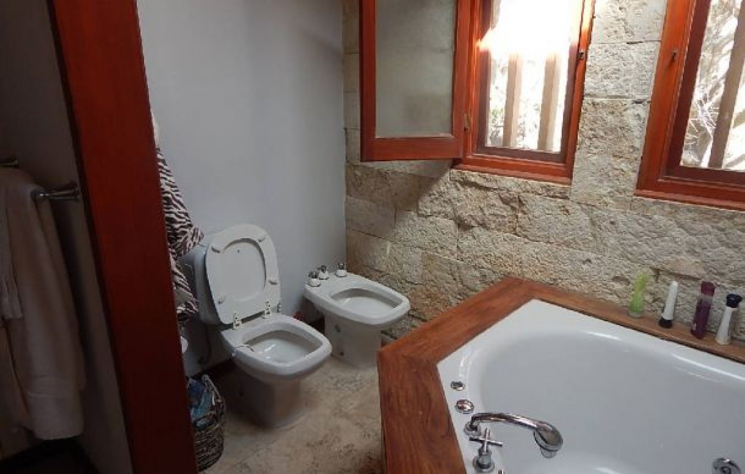 EXCEPCIONAL CASA EN ZONA IGLESIA NTRA. SRA. DE LA PAZ, DE LAS BURRIQUETAS 884, ENTRE TIBURON Y DE LAS ARTES. CASA EN ALQ X TEMP.